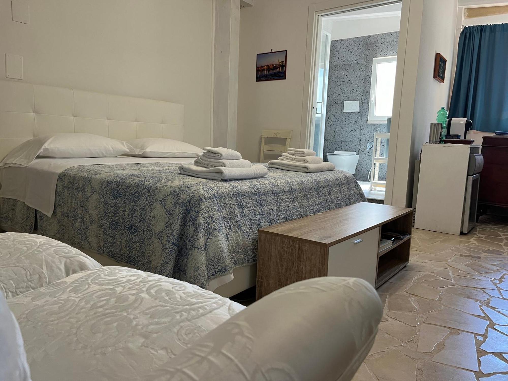 B&B Villa Mediterranee Con Parking Space Trani Eksteriør billede