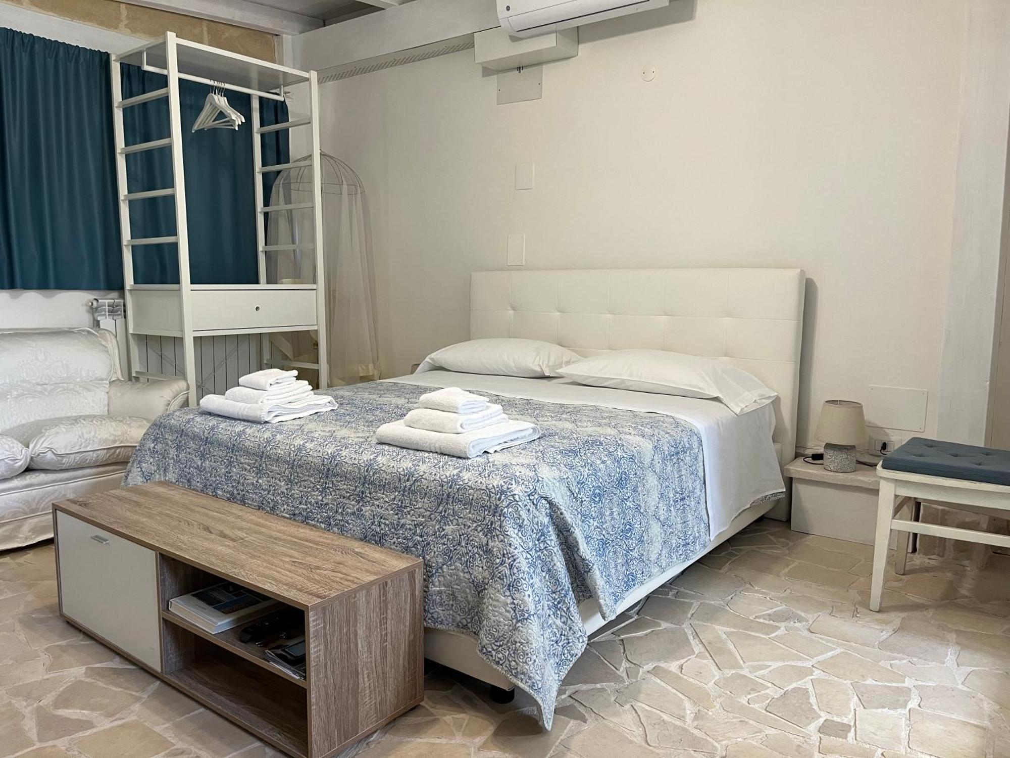 B&B Villa Mediterranee Con Parking Space Trani Eksteriør billede